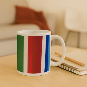 Taza de diseño a rayas sobre mesa de trabajo con agenda”