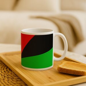 “Taza artística con curvas coloridas sobre mantel de mimbre”