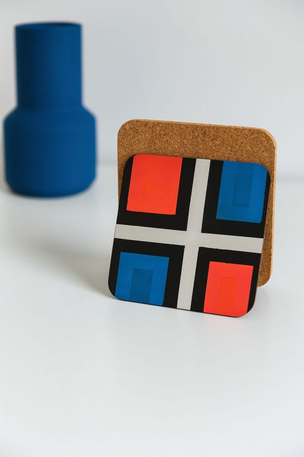 Posavasos en blanco y negro líneas modernas
