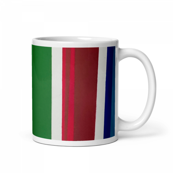 “Taza de diseño a rayas sobre mesa de trabajo con agenda”