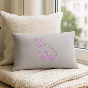 cojin con gato fondo gris y rosa fucsia,