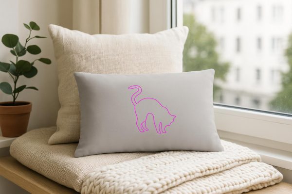 cojin con gato fondo gris y rosa fucsia,