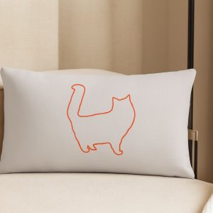 Cojín decorativo rectangular gris claro con silueta de gato en línea naranja.