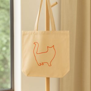 Bolsa ecológica con ilustración de gato esponjoso, diseño artístico, fondo claro y estilo tierno