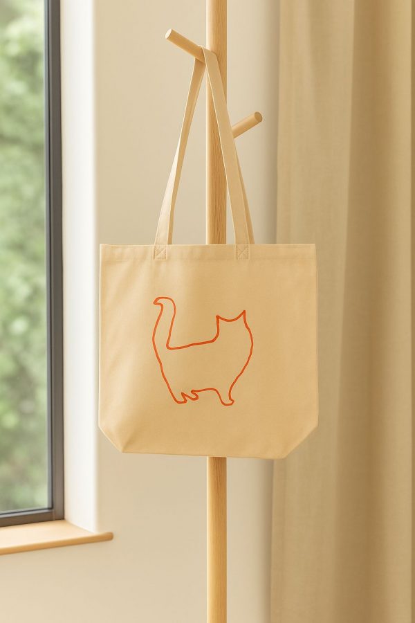 Bolsa ecológica con ilustración de gato esponjoso, diseño artístico, fondo claro y estilo tierno