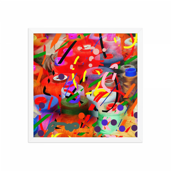 Lámina cuadrada de arte digital con bobinas de hilo multicolor y trazos abstractos superpuestos en rojo, amarillo, verde, negro y violeta, enmarcada en negro y colgada en un salón moderno.