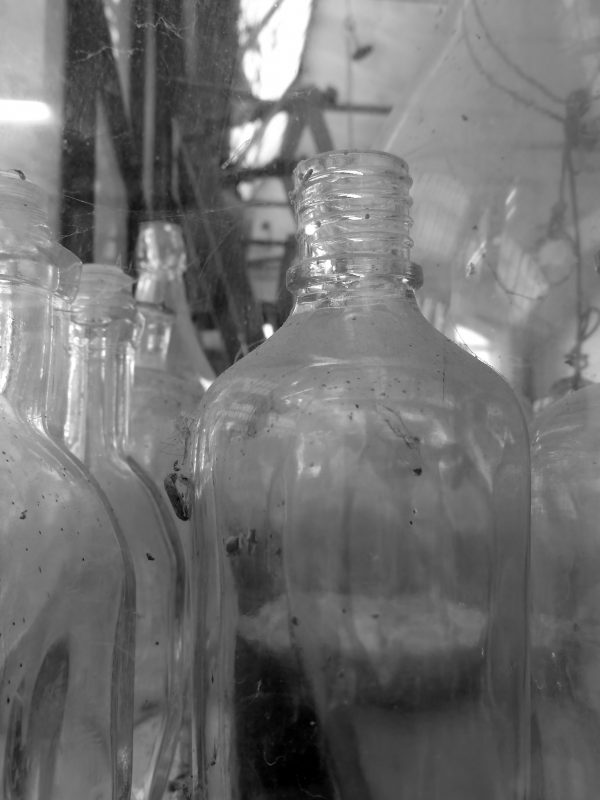 Composición visual con botellas y color, enmarcada y ambientada en un espacio moderno”