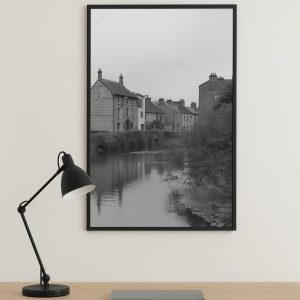 Fotografía en blanco y negro de casas en Irlanda junto al agua