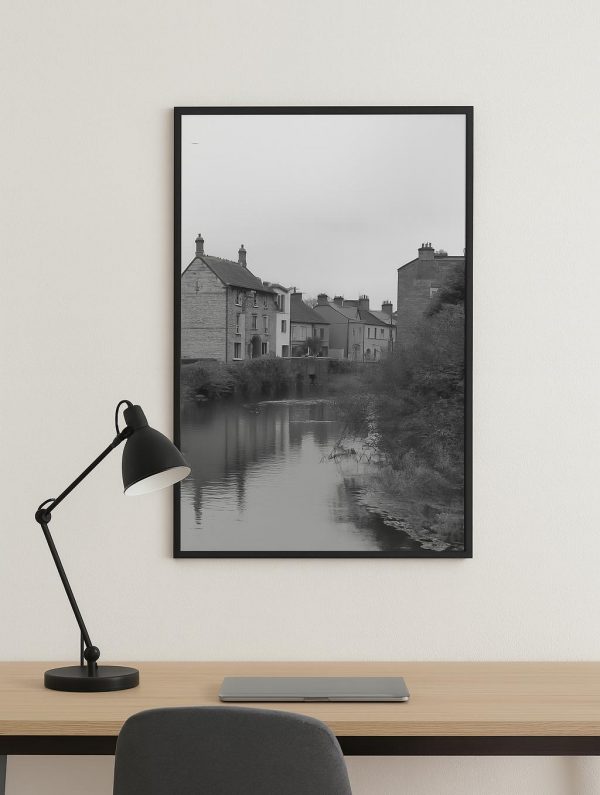 Fotografía en blanco y negro de casas en Irlanda junto al agua