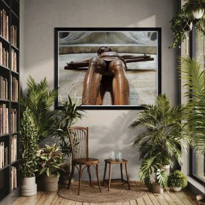 Fotografía artística de escultura religiosa en madera vista desde abajo