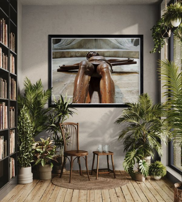 Fotografía artística de escultura religiosa en madera vista desde abajo