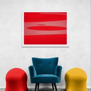 Fotografía artística en tonos rojos intensos que representa formas abstractas sobre una superficie helada.