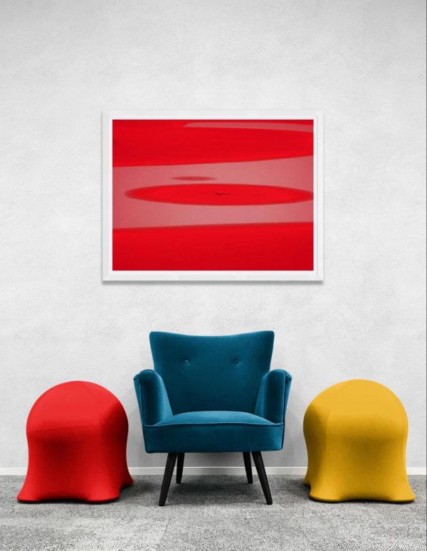 Fotografía artística en tonos rojos intensos que representa formas abstractas sobre una superficie helada.