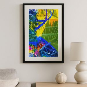 Lámina vertical de arte digital en colores vibrantes, con líneas geométricas y superposiciones abstractas en azul, amarillo, verde y fucsia, tamaño 35x40 cm, ideal para decoración moderna.