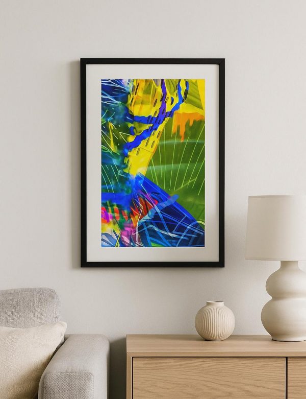 Lámina vertical de arte digital en colores vibrantes, con líneas geométricas y superposiciones abstractas en azul, amarillo, verde y fucsia, tamaño 35x40 cm, ideal para decoración moderna.