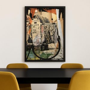 Lámina vertical de arte urbano en tonos cálidos con escena callejera abstracta, impresa en formato 35x40 cm y enmarcada en negro, sobre una pared blanca junto a una mesa moderna con sillas mostaza.