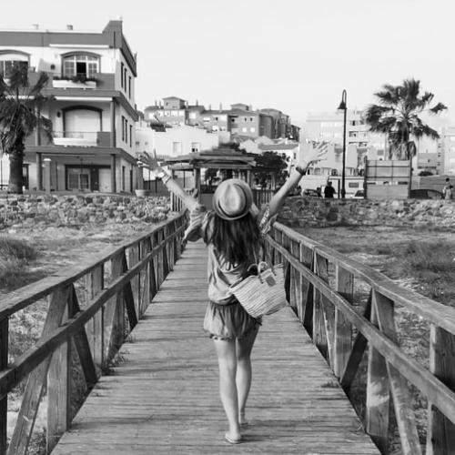 mujer feliz con los brazos hacia arriba,disfrutando de verano