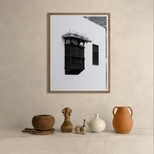 Ventana tradicional canaria en blanco y negro sobre fachada blanca, fotografía artística de arquitectura