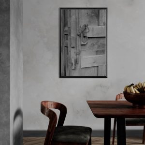 “Puerta antigua con textura desgastada en blanco y negro, fotografía artística y nostálgica”
