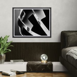 Fotografía artística en blanco y negro con formas geométricas abstractas y contrastes marcados, enmarcada en una pared negra con decoración moderna.