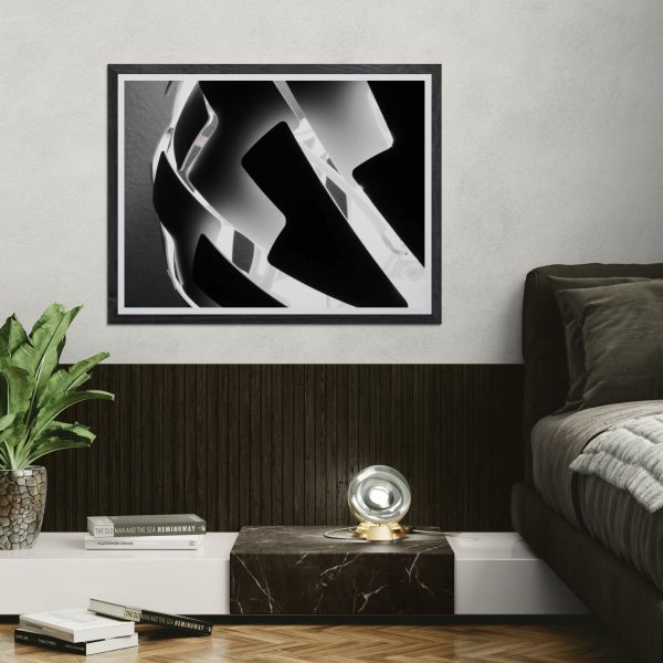 Fotografía artística en blanco y negro con formas geométricas abstractas y contrastes marcados, enmarcada en una pared negra con decoración moderna.