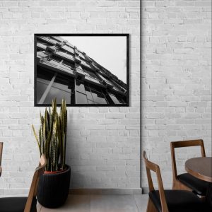 Fotografía artística en blanco y negro de edificio con ventanas modernas