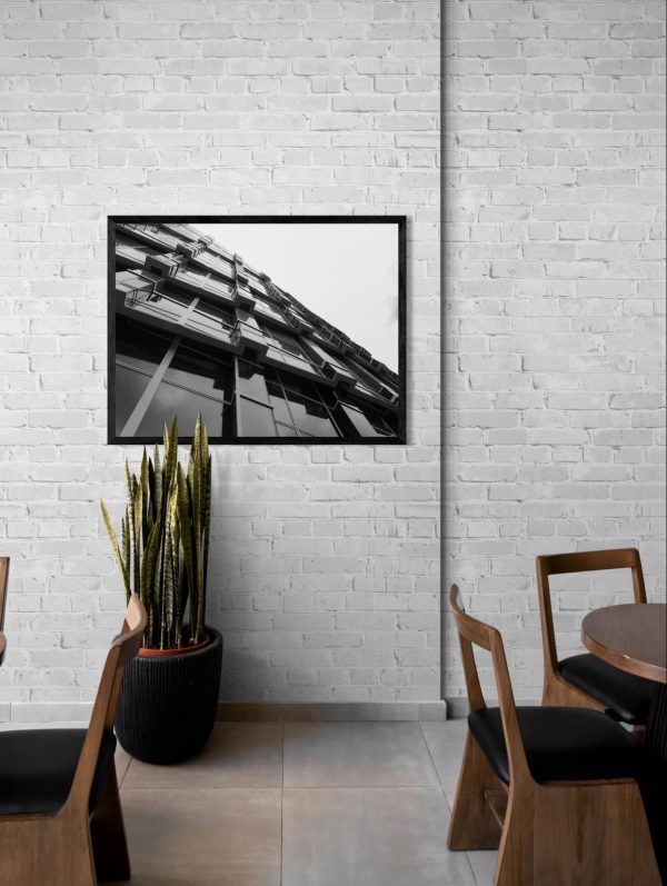 Fotografía artística en blanco y negro de edificio con ventanas modernas