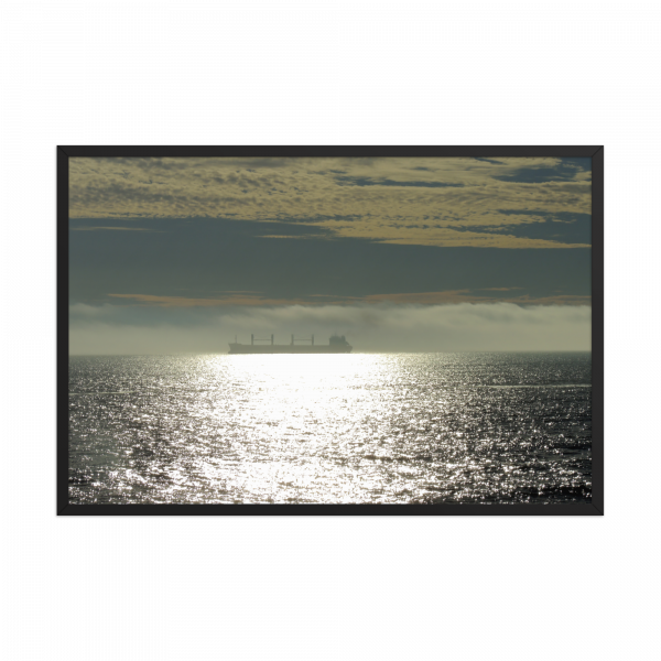 Horizonte cargado – Fotografía artística de barco sobre el mar