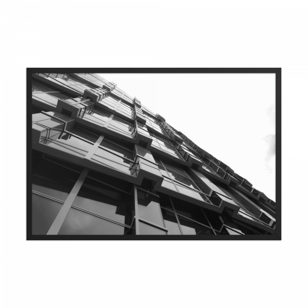 Fotografía artística en blanco y negro de edificio con ventanas modernas