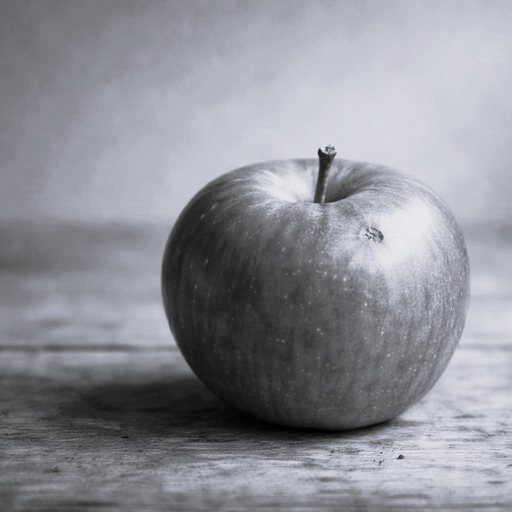 manzana roja sobre una mesa de madera, imagen que acompaña un texto sobre actitud y equilibrio en los equipos.